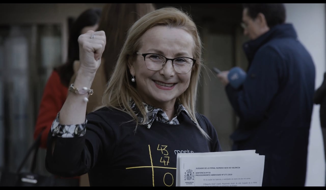 Pilar Gómez, expresidenta de la Asociación, con la sentencia condenatoria